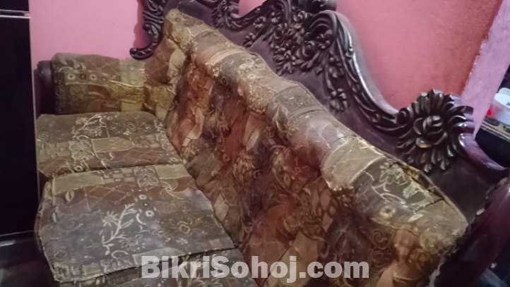 আসসালামু আলাইকুম একটি উন্নত মানের সোফা বিক্রি হবে।